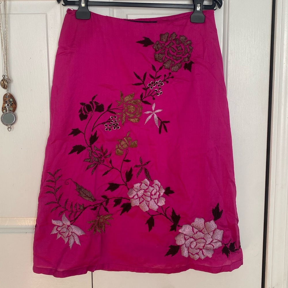 French Connection 🎀Silk embroidered skirt, size 6
